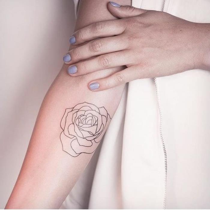Geometrické tetovanie ruže na ženskej ruke