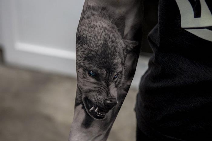 tetovací dizajn, symbolický nápad na tetovanie pre mužov, kresba na ruke s divokým dizajnom vlka
