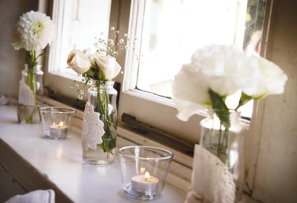 ديكور زفاف بسيط باللون الأبيض والزهور