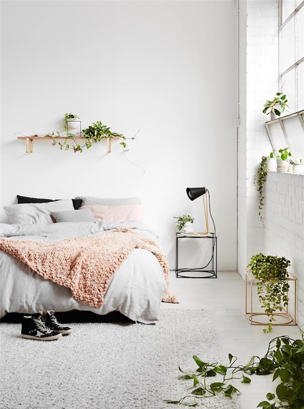 Biela jednoduchá spálňa, výzdoba spálne pre mladistvú dievčinu, moderná dekorácia spálne hygge, biela linka a svetlo ružová deka