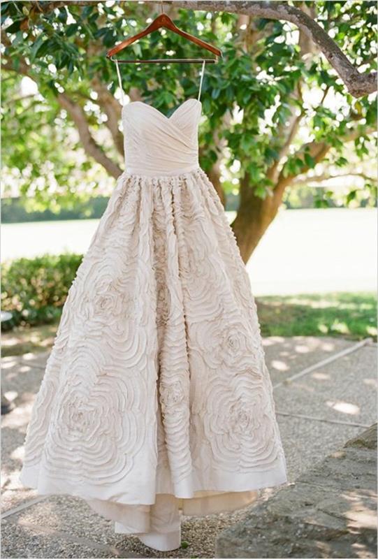 jednoduché a elegantné ružové svadobné šaty