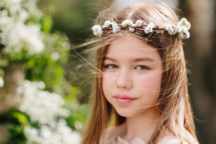 Dievča s kvetinovou korunou, účes s vrkočom, ľahký ľahký nápad na stredne dlhé vlasy