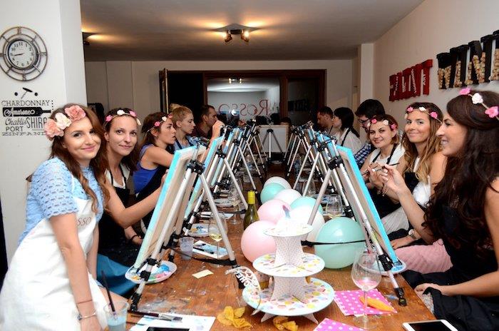 فكرة حزب العازبة الأصلية ترسم حفلة العازبة في بار نبيذ