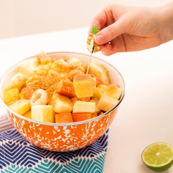 sirupový recept na ovocný šalát z papáje, manga a ananásu, čerstvý šalát z tropického ovocia s kokosovým mliekom a citrónovou šťavou