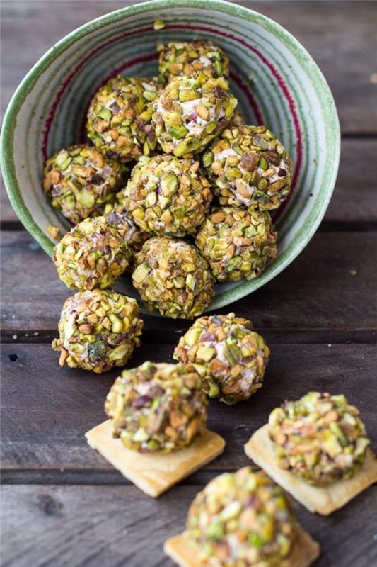 ostpistaschbett, inuti en grön och röd skål, vegetariska aptitretare, bett på kex