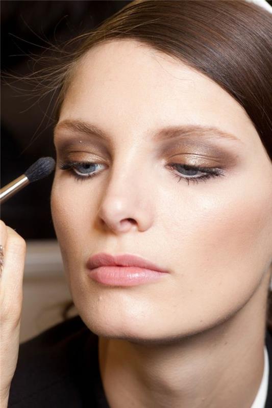 smokey-eye-en-eller-lära-att-applicera-makeup-rosa-läppar