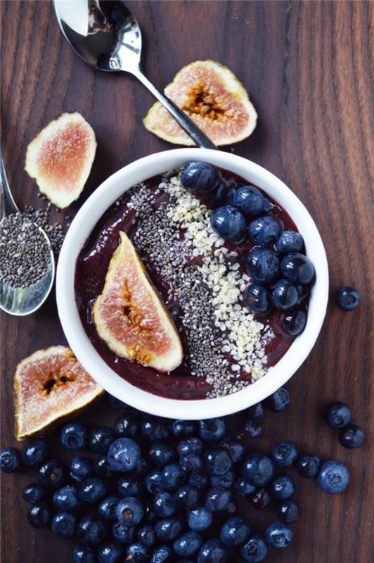 smoothie-bowl-nápad-smoothie-na raňajky-figy a čučoriedky