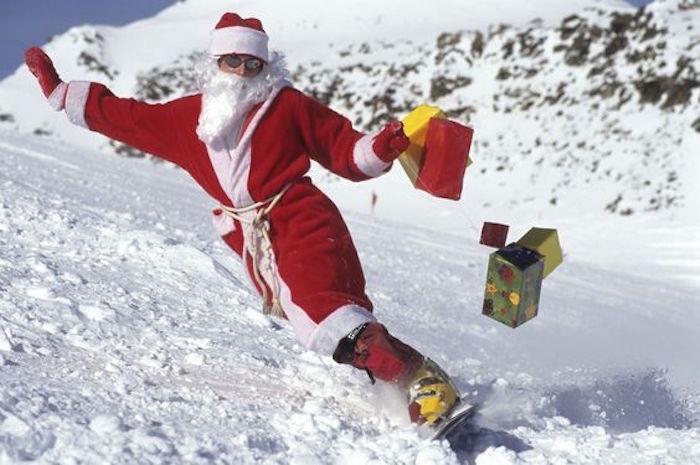 snowboardista-maskovaný-ako-santa-vianoce-na-sa-planceh-doručovanie darčekov