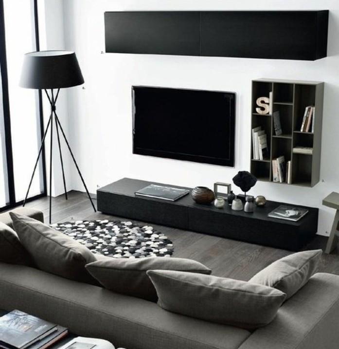 Soggiorno con mobili bassi, divano di tessuto colore grigio, pavimento i legno parkett