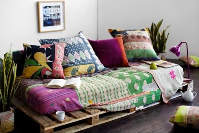 Paleta nápadov divano, aggiunta di materasso con motivi colorati, cuscini grandi sullo schienale