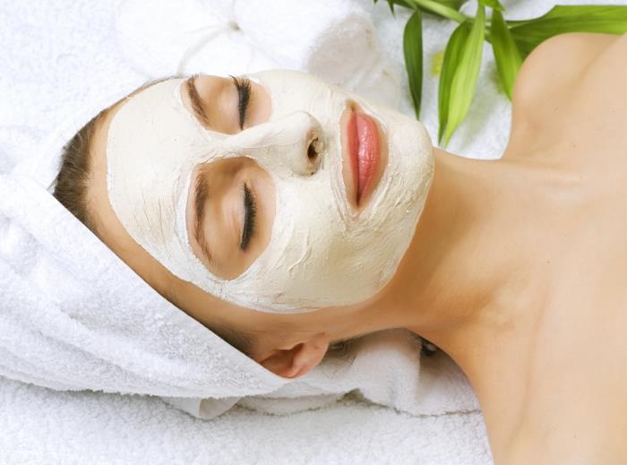 förbered en ansiktsmask av lera för mjuk och frisk hud