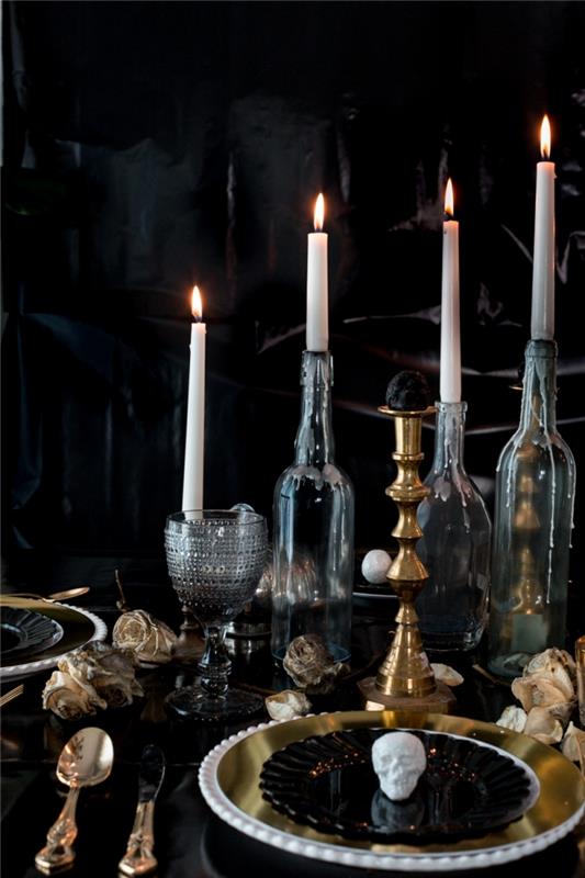 halloweenfest med bordsdekoration med tema, gyllene tallrik med liten polystyrenskalle och ljushållare