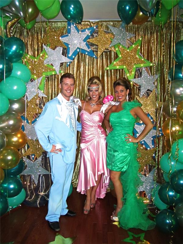 pánsky diskotékový kostým pozostávajúci z nebesky modrého obleku a volánovej košele, kostýmov z 80. rokov na večierok s plesovou tematikou
