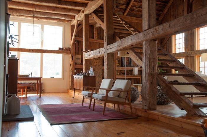 konvertibilné podkrovie v prestavanej medziposchodí, stodola, dekorácia obývačky s drevenými stenami a podlahou s dreveným nábytkom