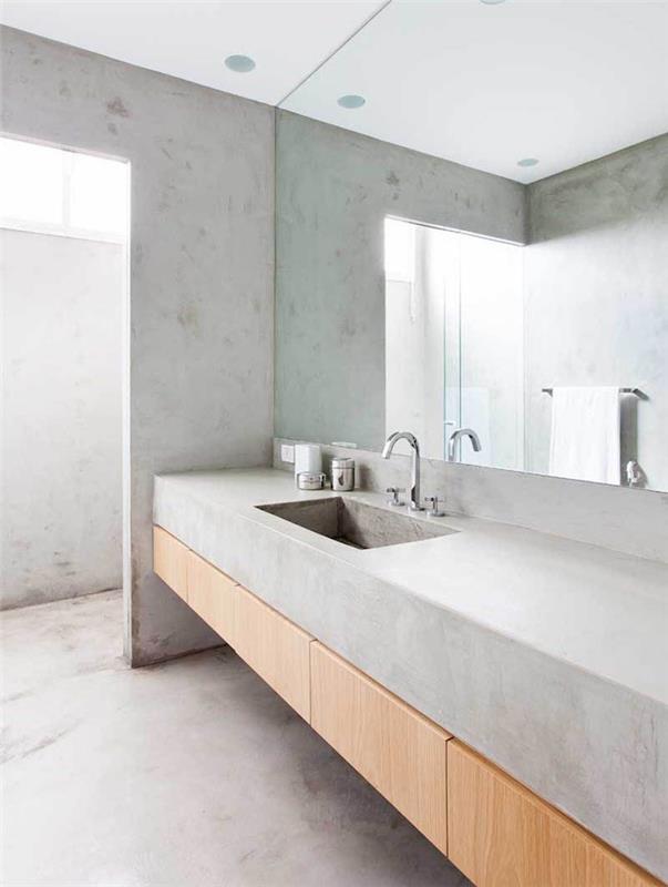 tvrdá kúpeľňa s murovanou podlahou a umývadlom vo voskovanej betónovej omietke s veľkým zrkadlom