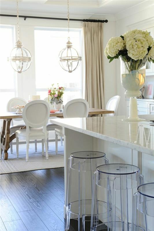 parkettgolv-trä-bord-blommor-på-trä-stol-bord-vit-ljuskrona-transparent-stol