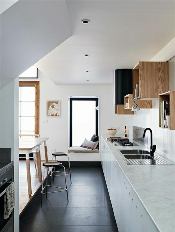 svart-golv-bar-barnstol-i-vit-marmor-kök-full-av-ljus-stort-fönster