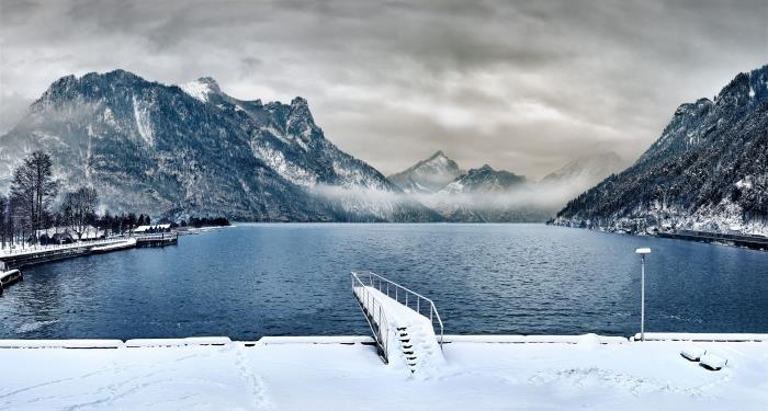 počítačová tapeta s fotografiou zimnej prírody so sivou oblohou, fotografiou jazera a zasnežených hôr s hmlou