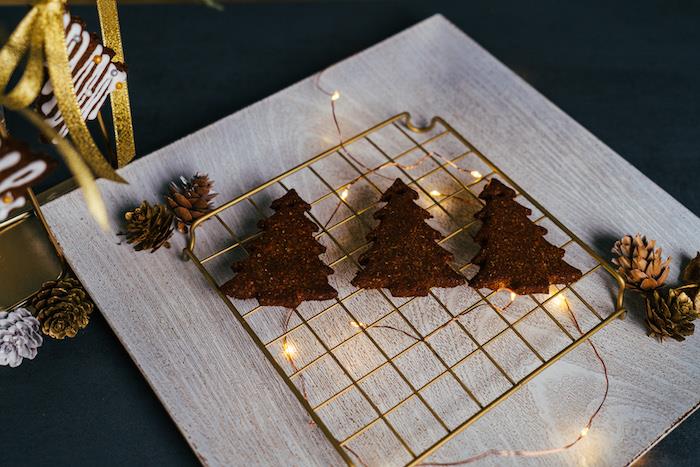 ta ut julmackbrödet ur ugnen och dekorera, hemlagat recept på pepparkakor