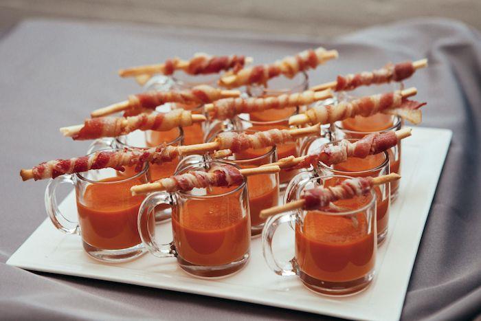 paradajková polievka, omáčka a praclík zabalené v prosciutte studený aperitív večera studená domáca polievka