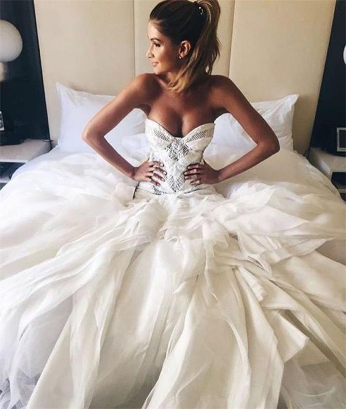 bh-för-bustier-bröllopsklänning-chez-la-mariee-maison
