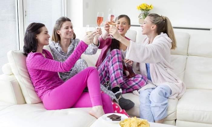 أفكار رخيصة لحفلات العازبة ، فكرة أصلية لحفلة العازبة ، الأصدقاء الذين يشربون الشمبانيا في المنزل بملابس النوم