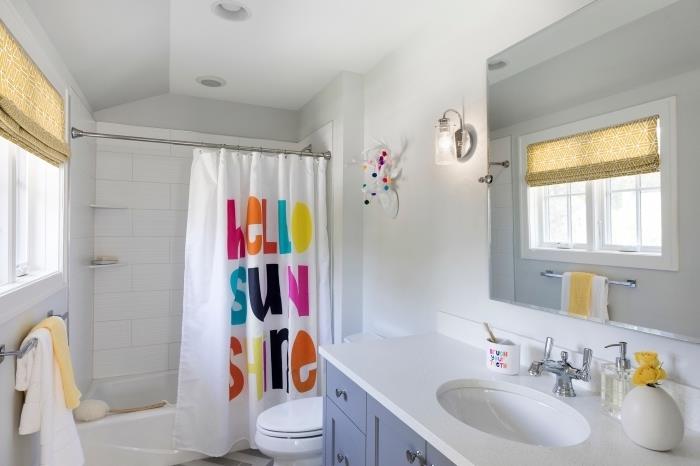 designa ett litet vitt badrum med badkar, vit badrumsdekoration med färgade detaljer