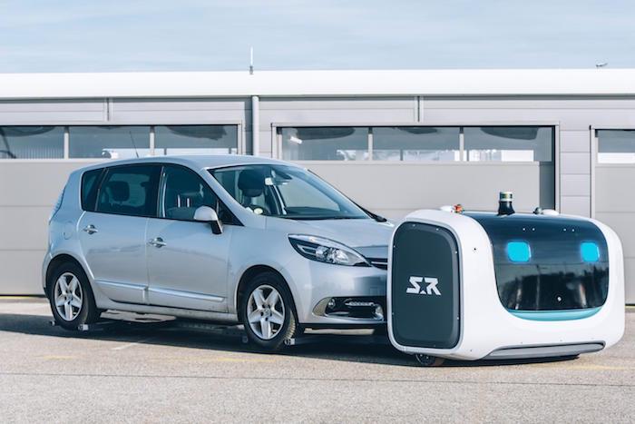 roboto stan zo stanley robotics parkuje autá a sám spravuje parkovisko na letisku Lyon Saint Exupéry