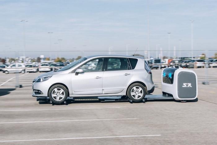 fotka robotického komorníka, ako manipuluje s vozidlom, aby ho automaticky zaparkoval na parkovisku letiska Lyon Saint Exupéry