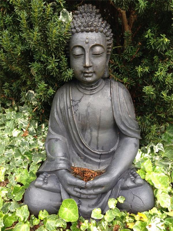 تمثال بوذا الصغير ، عنصر أساسي في زخرفة حديقة زين ، نباتات خضراء وفيرة ، ومناظر طبيعية شرقية