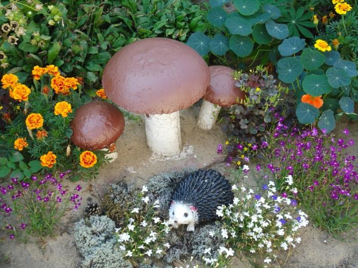 svampar i trädgården, liten igelkottsfigur, små blommor, trädgårdsdekoration utomhus