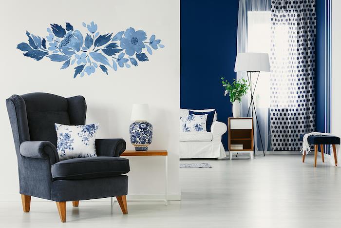 stolička v antracitovo sivej farbe, interiérová dekorácia v bielej a modrej farbe, nápad na dekoráciu spálne s lepiacimi nálepkami