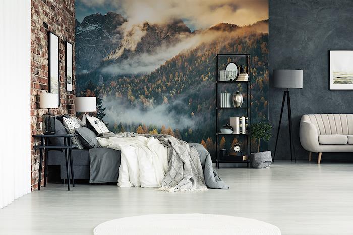 spálňa v sivobielej farbe, dekorácia steny pomocou tapety s efektom hora v hmle