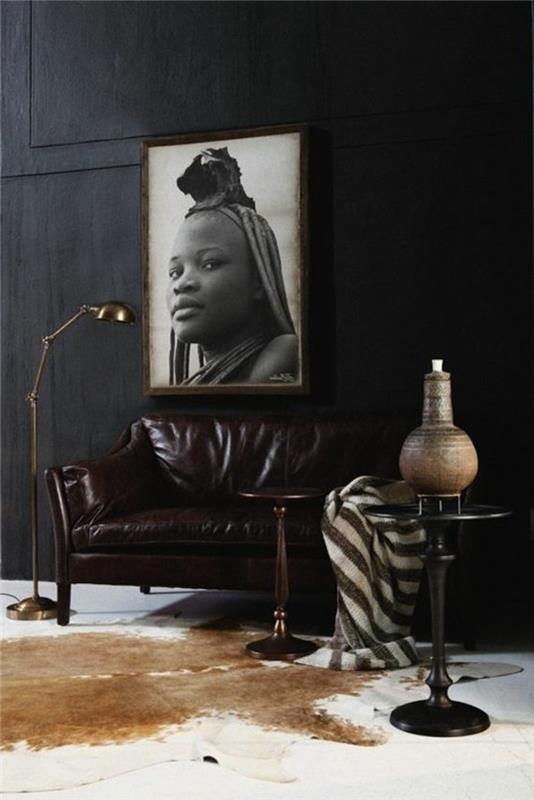 klistermärken-afrika-kvinna-soffa-i-läder-väggar-mörkgrå
