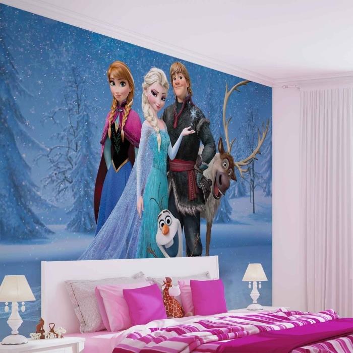 Frozen samolepka, prikrývka na posteľ a vankúše v ružovej a bielej farbe, škôlka s bielymi stenami a samolepka na stenu Frozen