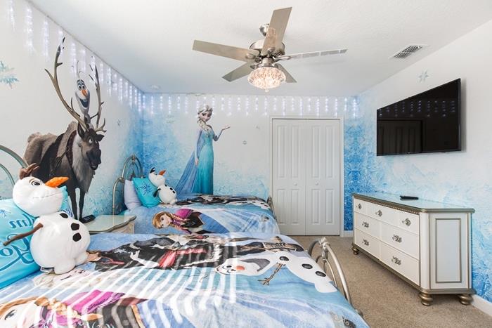 dekor snehovej kráľovnej, detská izba s bielym stropom a dizajnovými stenami Frozen, plyšový Olaf