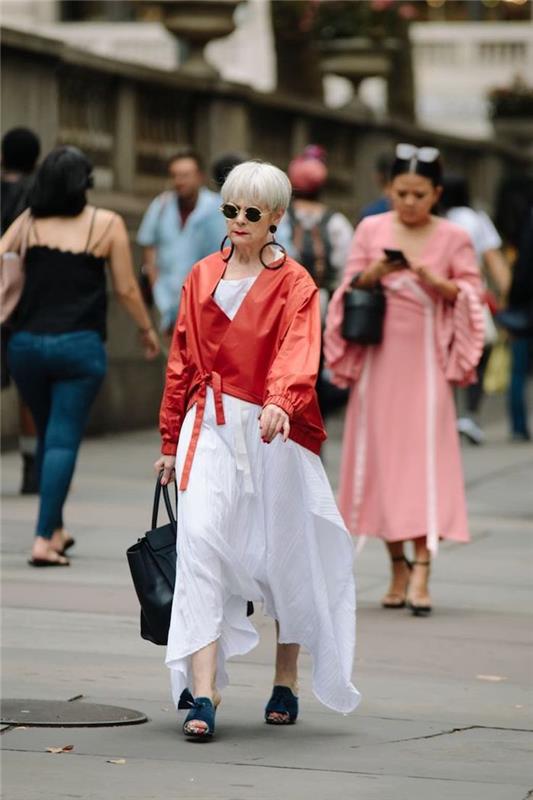 sommar kvinna styke idé om transparent vit klänning och röd jacka med bälte idé om casual kvinna ser sylée vid 60 år gammal