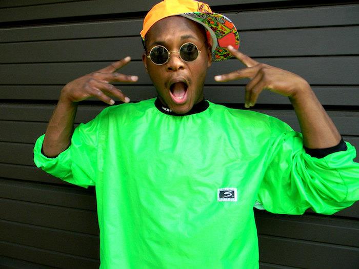 neongrön tröja och runda solglasögon från 90 -talet