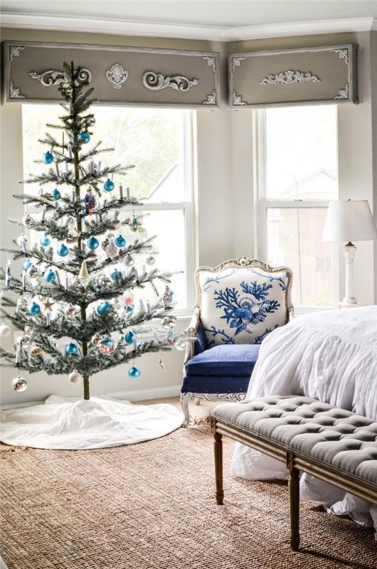 gör en juldekoration i havsstil med ornament i blått och silver, juldekoration vatteninteriör