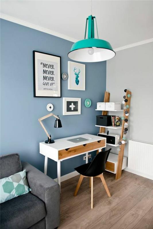 pastellblå vägg, lampa i industriell stil i turkosblå metall, student sovrumsinredning, lila fåtölj, vitt skrivbord, svart plaststol och ljusa träben
