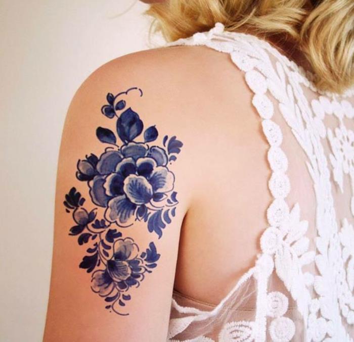 Tetovanie neo tradičný old school štýl old school tetovací kvet na pleci