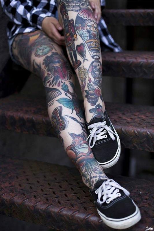 Odlišný štýl old school muža tetovania na predlaktie krásne tetovanie na plne potetovanej nohe