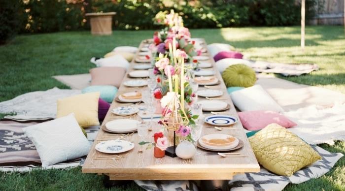 dekor 30 års bohemisk chic stil, anordna en födelsedagsfest i trädgården med ett picknickbord och dekorativa kuddar