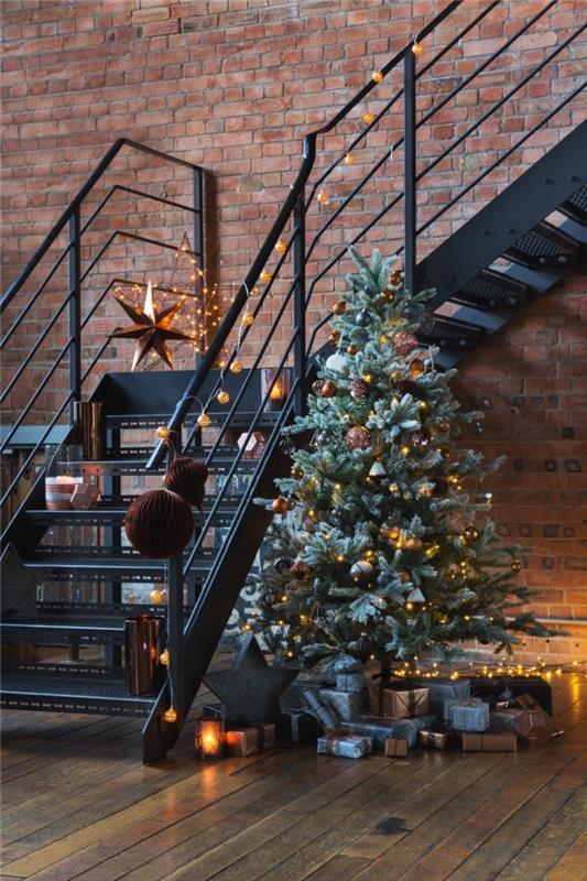 idé hur man dekorerar en industriell loftlägenhet till jul, julgransdekorationsidé med metallbollar och ledlampor