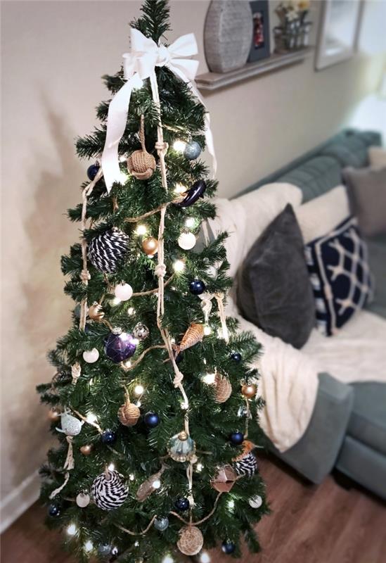 Julgranidé dekorerad med prydnader på havet tema, vattenlevande inredning juldekoration i grått och blått