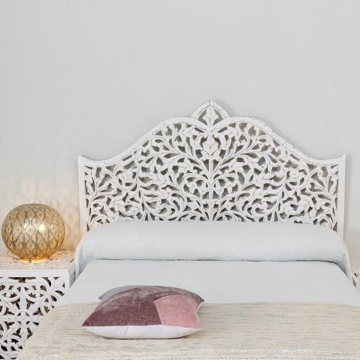 moderný dizajn v bielej spálni s etnickým nábytkom, nápad na čelo postele so vzormi zvitkov v orientálnom štýle