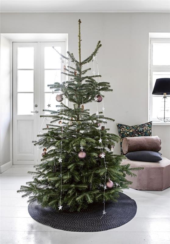 hur man dekorerar ett skandinaviskt vardagsrum med svarta och pulverrosa accenter till jul, naturlig julgransdekor