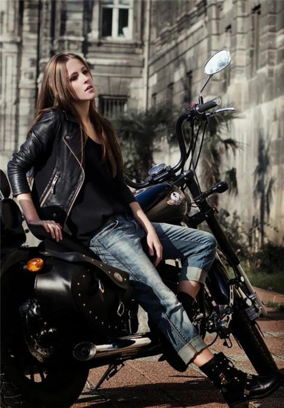 rock-stil-svart-fotled-stövlar-kvinna-läder-jacka-pojkvän-jeans