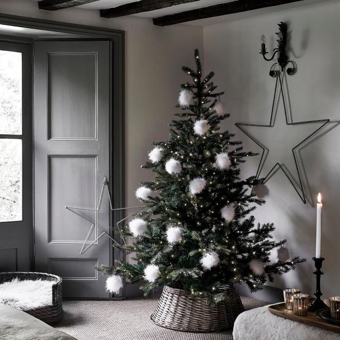 trendig inredning i minimalistisk stil, vit och grå vardagsrumsinredning med mörkt träbjälkar i taket och minimalistisk julgran