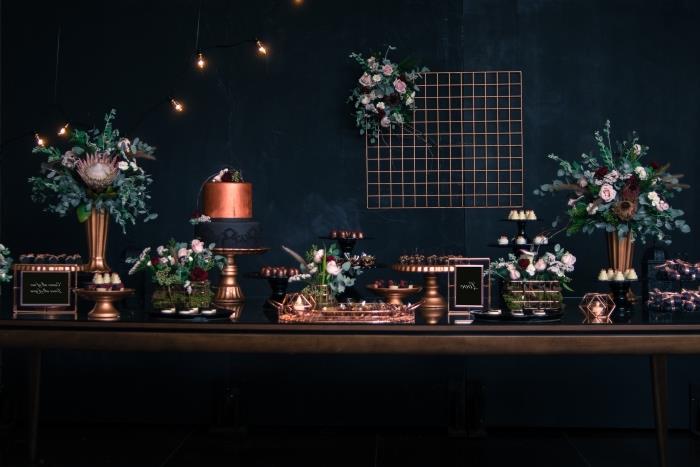 exempel på 30 års jubileumsdekoration för man eller kvinna i modern stil i svart med metalliska accenter och blommor